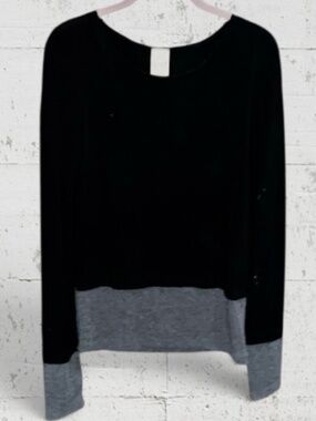 Women’s Freeloader Black & Gray Lightweight Sweater. Sz M